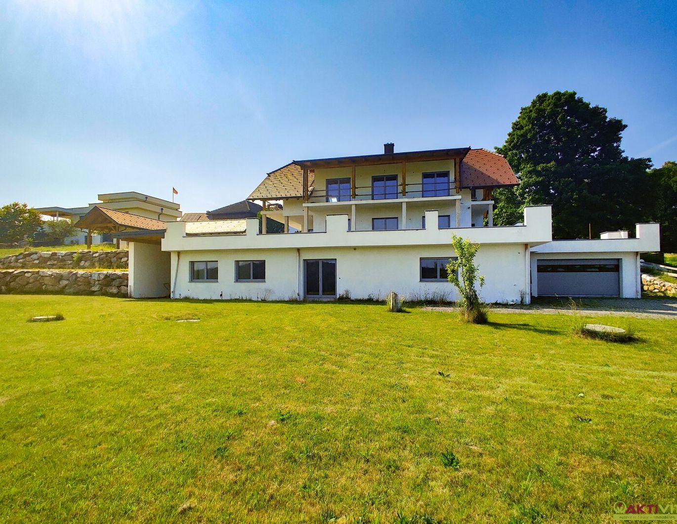 Repräsentatives Anwesen mit großzügigen Wohn- und Freiflächen in Ruhelage. - Pool und Nebengebäude.