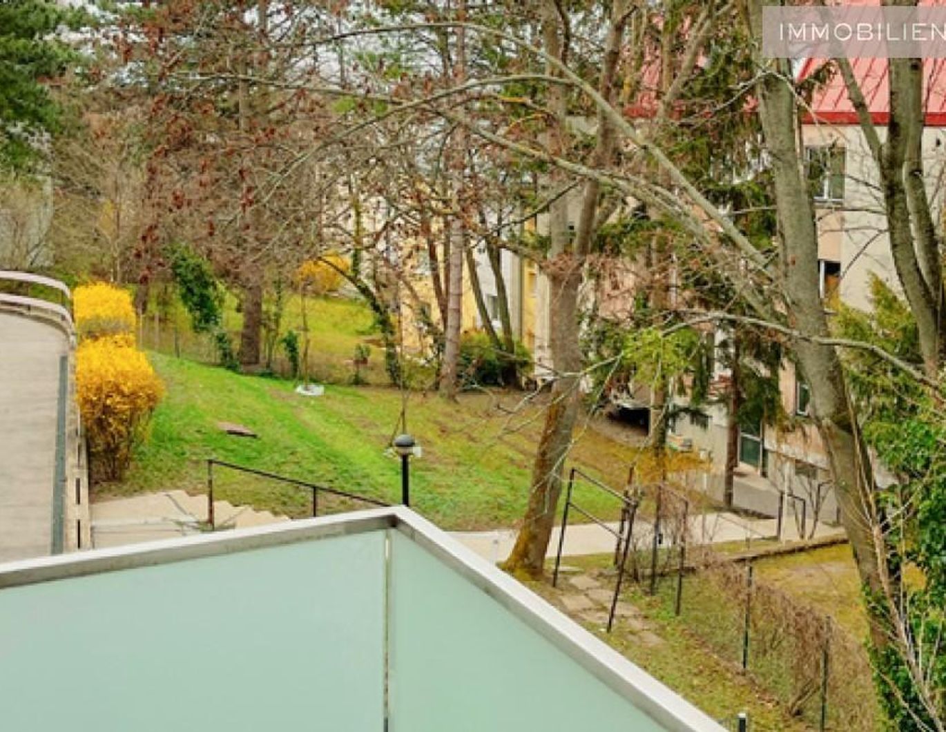 Frühstücken im Grünen: Traumwohnung mit großem SÜD-Balkon