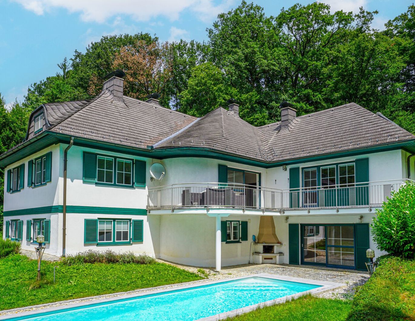 Repräsentative Villa mit Pool und Wellnessbereich in sonniger Waldrandruhelage