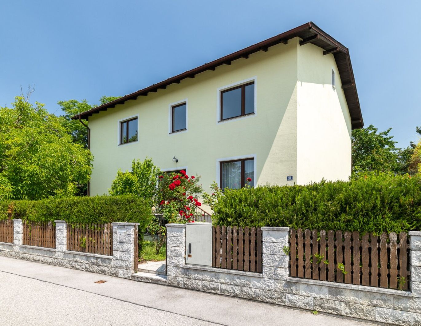 Viel Raum für Familie, Generationen oder Beruf - Haus mit 2 Wohneinheiten & Garten in Wiener Neudorf