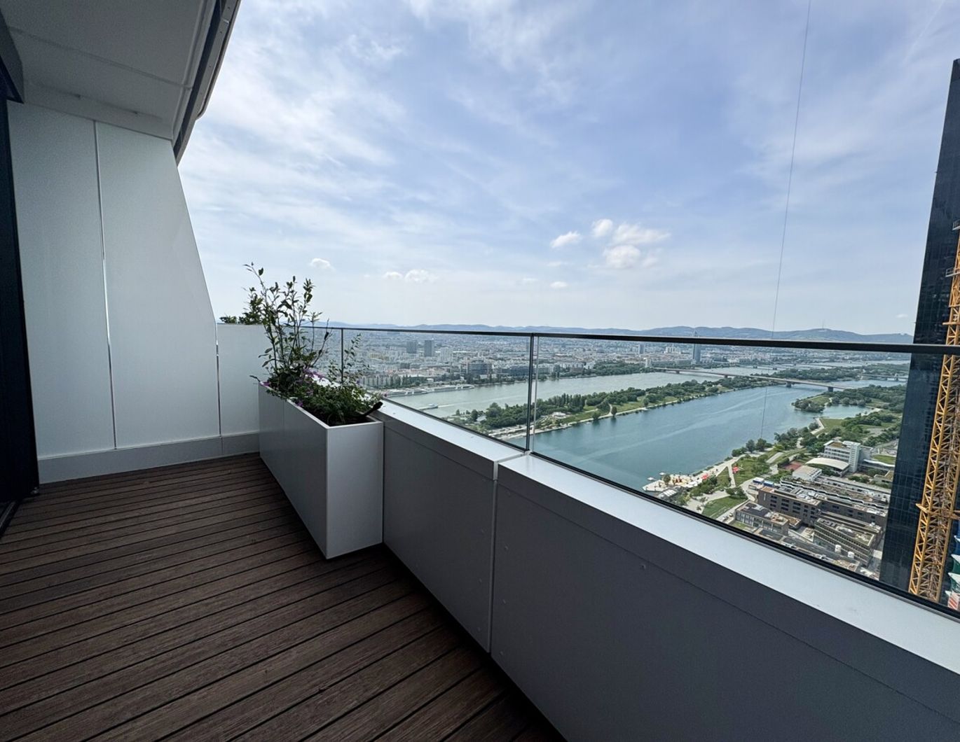 44. Etage: High in the Sky! - Doorman, Gym, Pool UND den schönsten Ausblick auf Kahlenberg