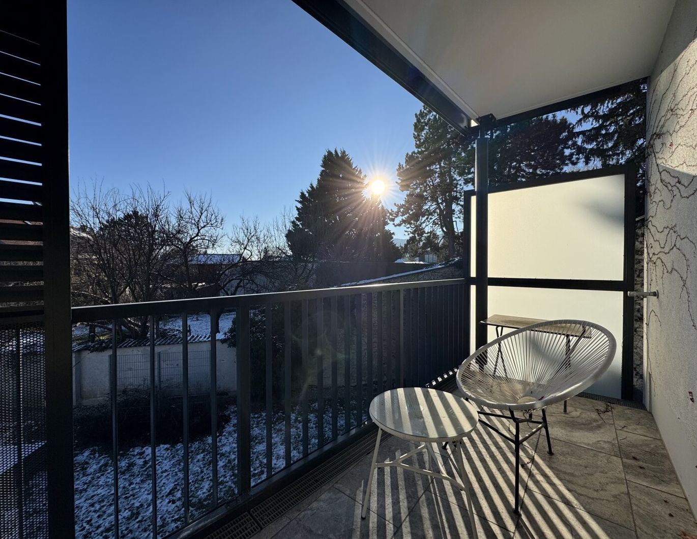 Neuwertige Wohnung mit Terrasse und Garagenplatz in zentraler Lage