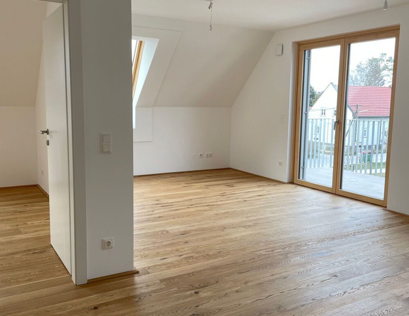helle und gut geschnittene 2 Zimmer DG Wohnung mit Balkon 27