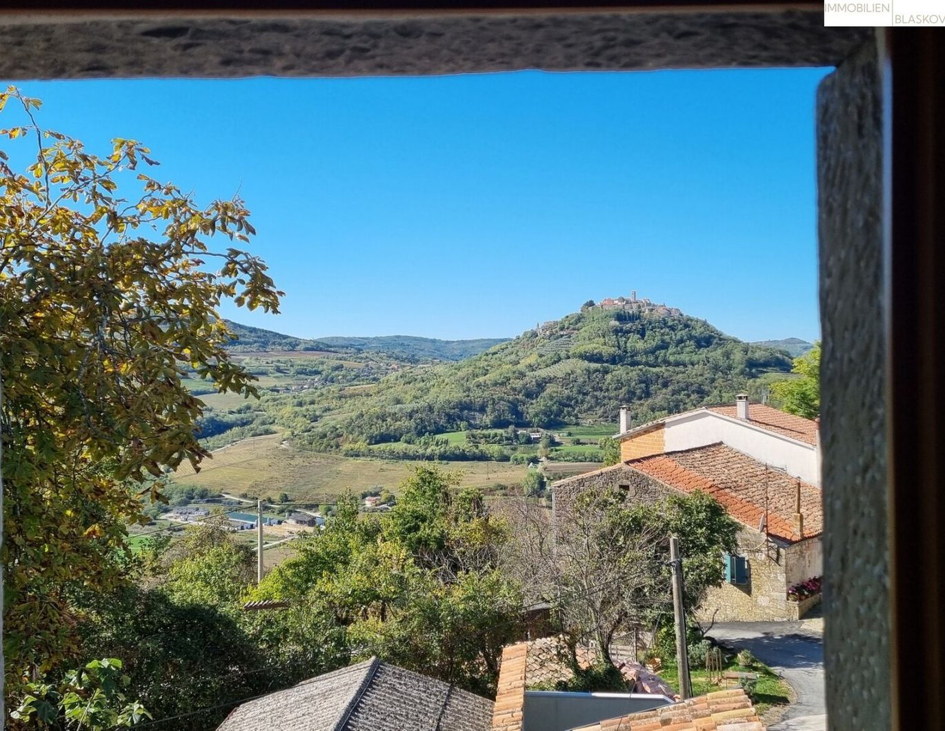 Komplett revitalisiertes Steinhaus mit Pool und separater Einliegerwohnung in malerischer Landschaft