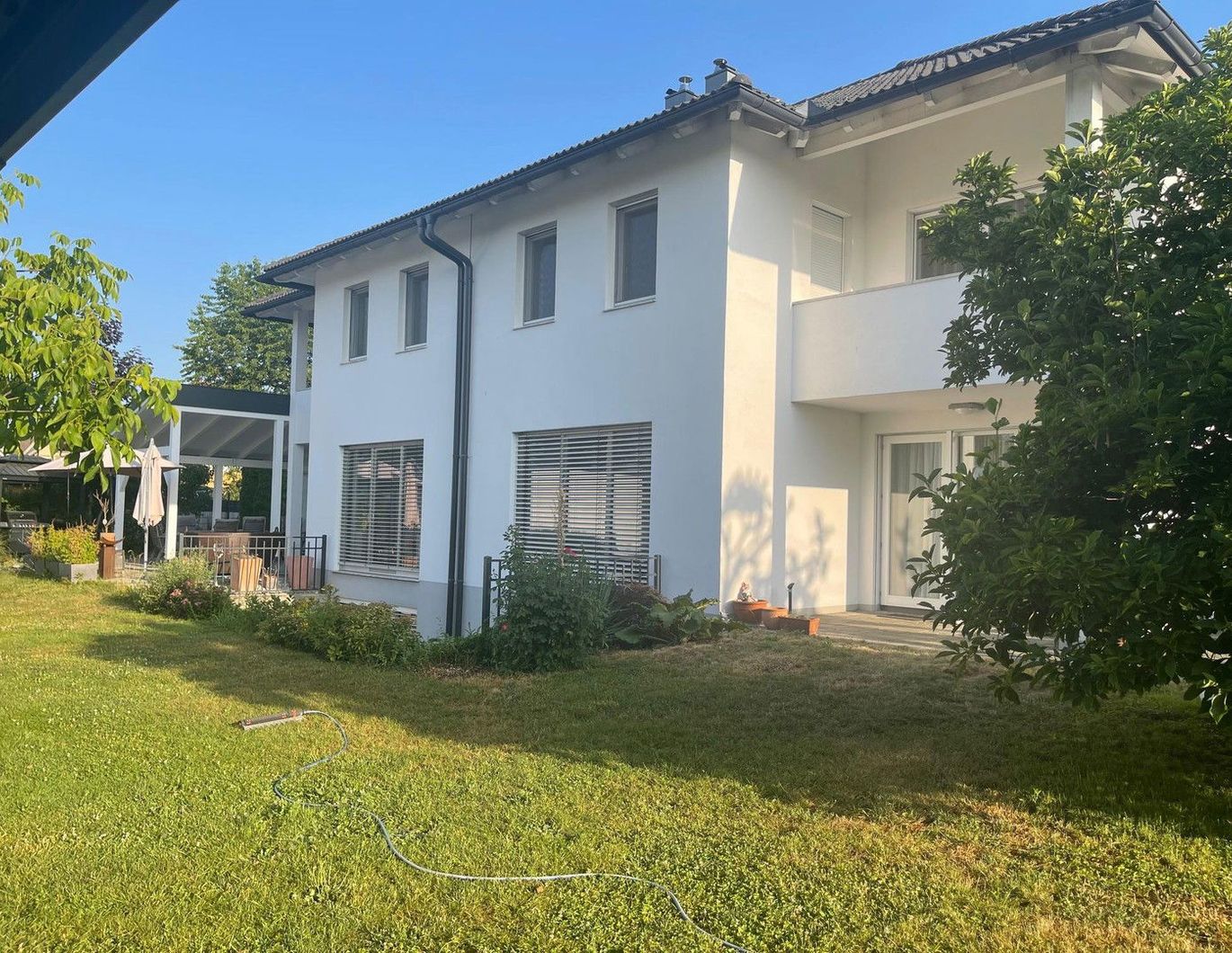 Doppelhaushälfte Süd/Ost-Seite, mit Doppelgarage, parkähnlichem Garten, sehr gute Lage