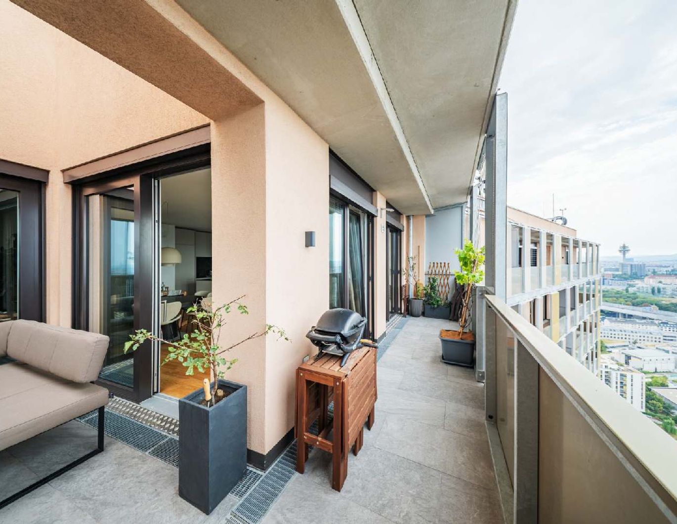 Penthouse im 34. OG mit Terrasse I 360° Wienblick I Designküche I TG Platz mit E-Ladestation