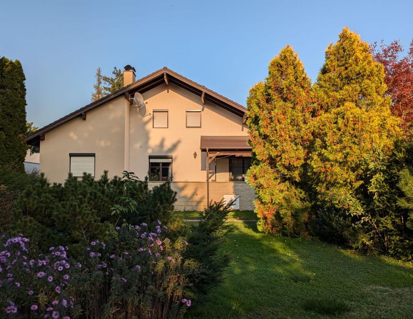 Charmantes Einfamilienhaus auf großem Grund in ruhiger Lage !