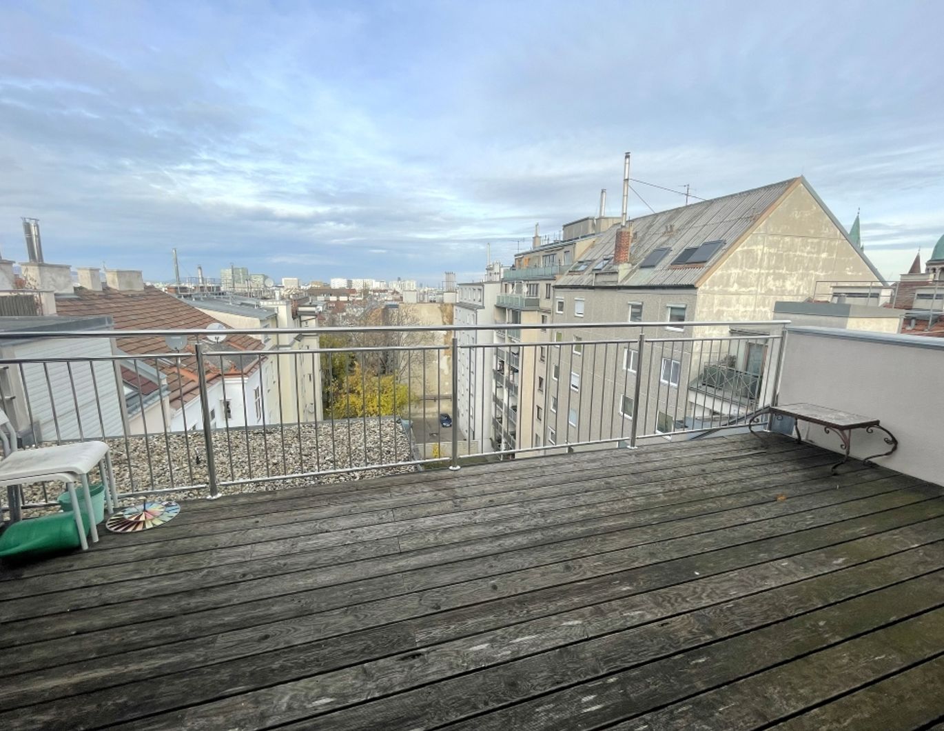 Hochwertiger Dachgeschoßausbau mit sonniger Terrasse - Top-Lage nahe U1 - zu kaufen in 1100 Wien