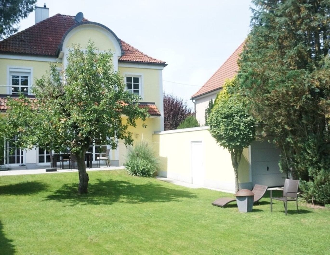 Kernsanierte Stadtvilla mit wunderschönen Garten in bester Wohnlage