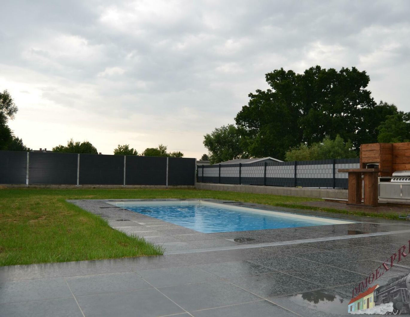 Sehr schönes und großes Einfamilienhaus! Eigener Pool, jedes Schlafzimmer mit begehbaren Kleiderschrank. Nur 40 Minuten von Wien