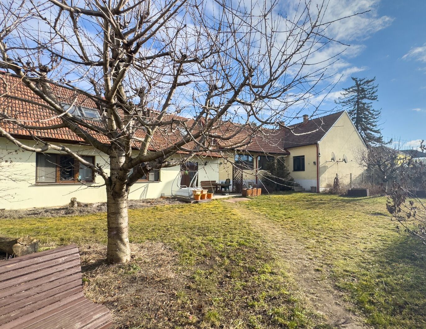 DREIKANTHOF IN ZENTRALER GRÜNLAGE - 1.300 m² Grundfläche - 180 m² Scheunen