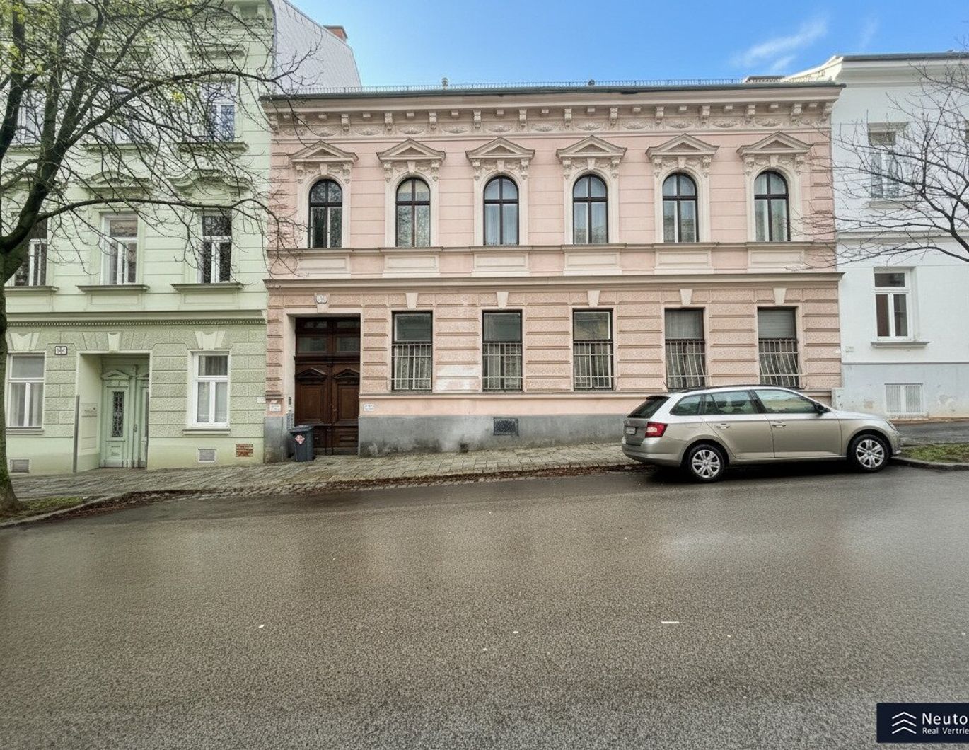 ---BESTANDSFREIES ZINSHAUS IN VILLENGEGEND---