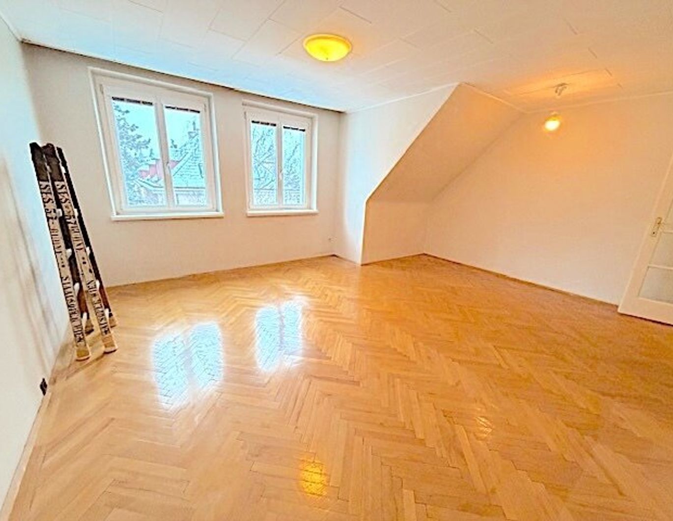 PROVISIONSFREI! WEITBLICK! 3-ZIMMER DG-WOHNUNG MIT TERRASSE AM FUSSE DES HEUBERGS!