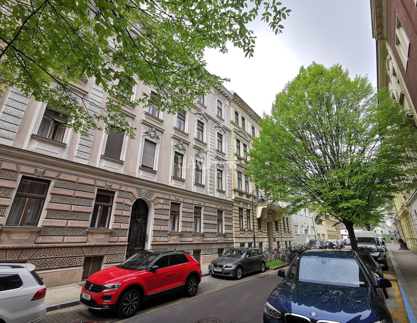 WOHNEN IN EINEM SEHR SCHÖNEN ALTBAU !