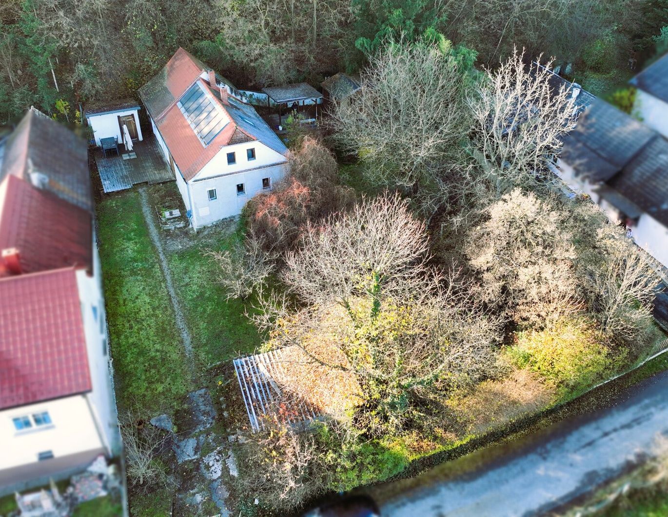 Charmantes Einfamilienhaus in idyllischer Hanglage - Wohnen am Waldrand in Jabing