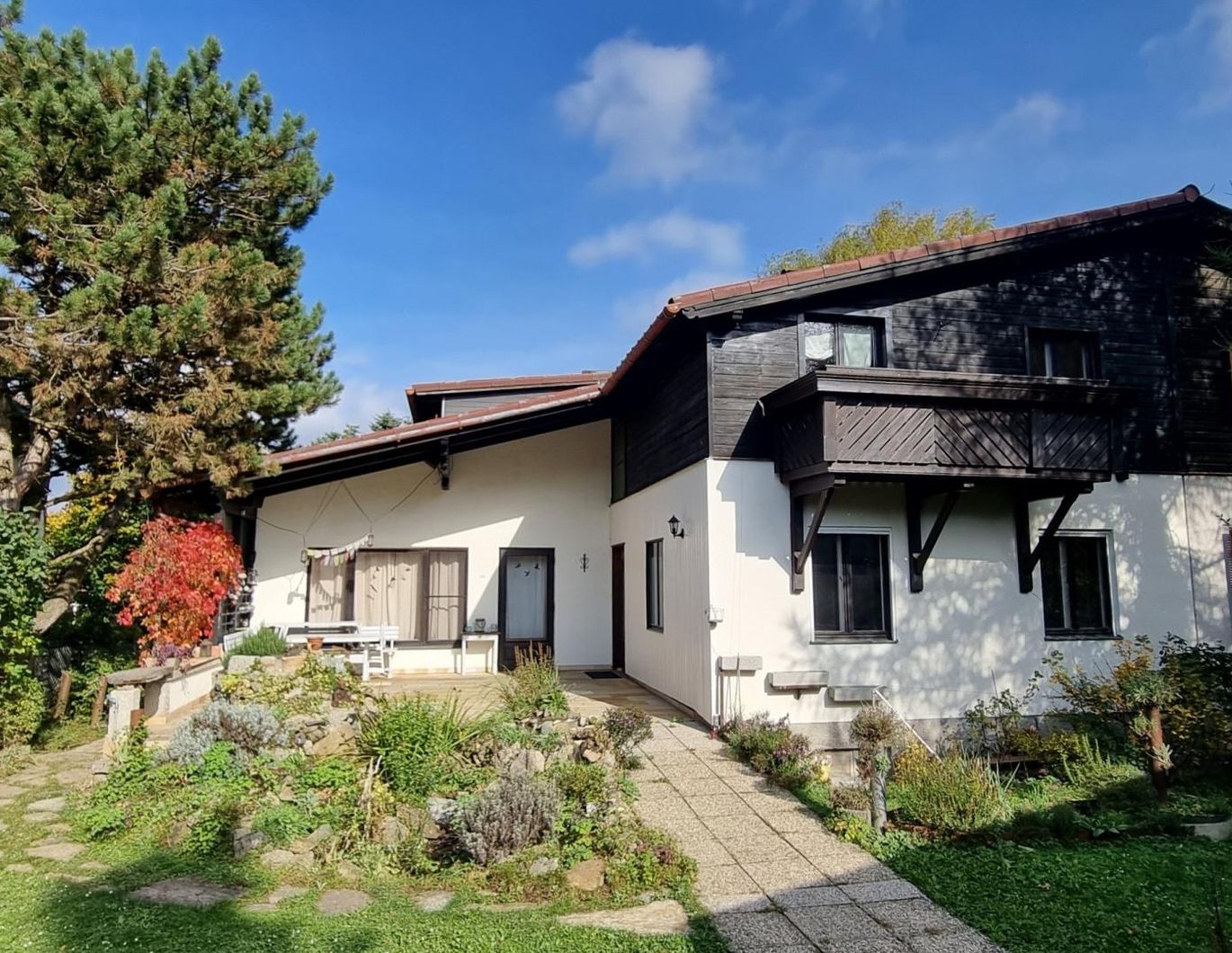 GERÄUMIGES EIN / ZWEIFAMILIENHAUS IN SONNIGER LAGE