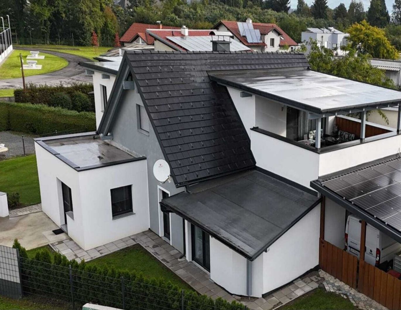 Großzügiges Einfamilienhaus mit 2 Wohneinheiten und Pool