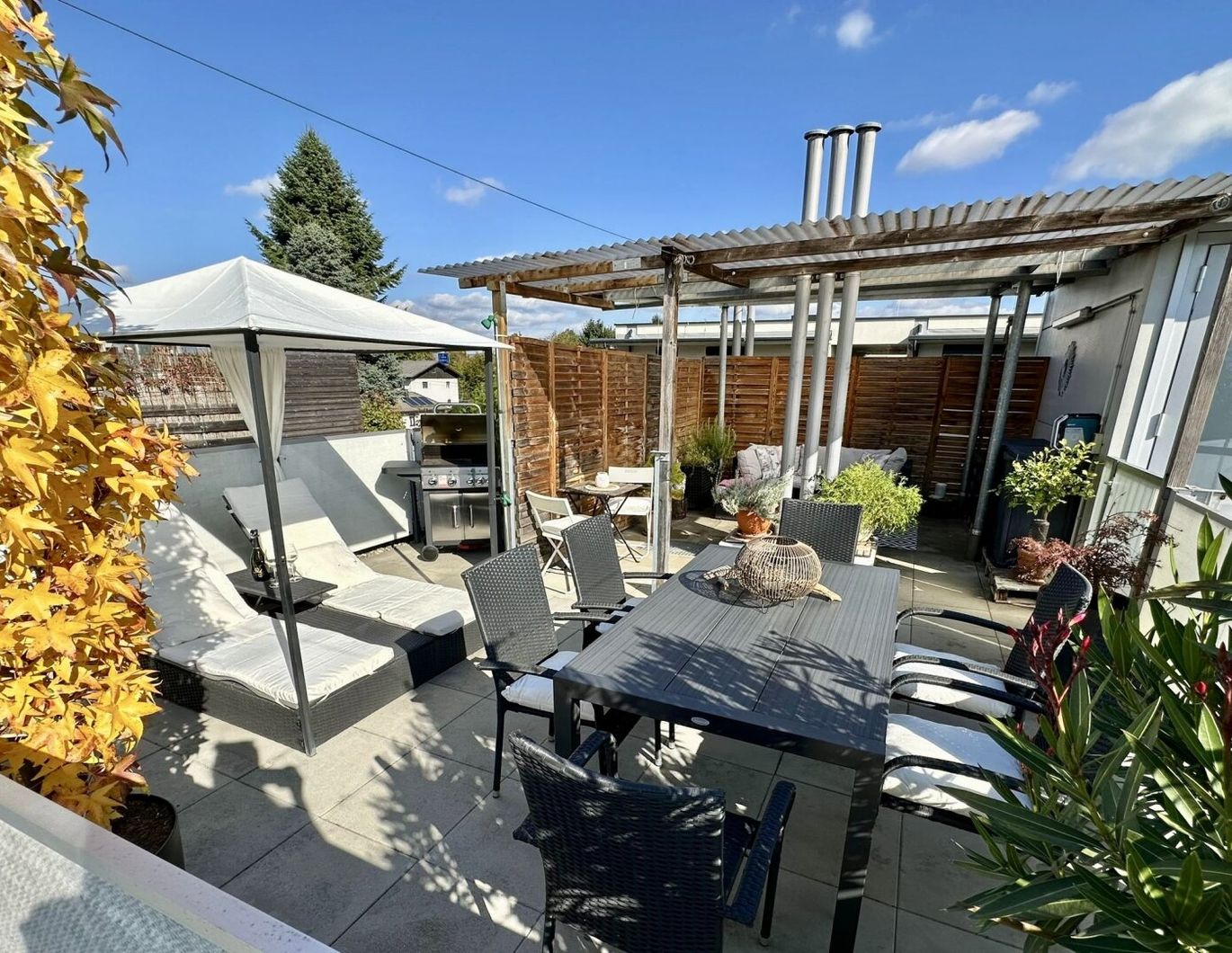 Hochwertige 3-Zimmer-Wohnung mit charmantem Wohngefühl mit privater Dachterrasse