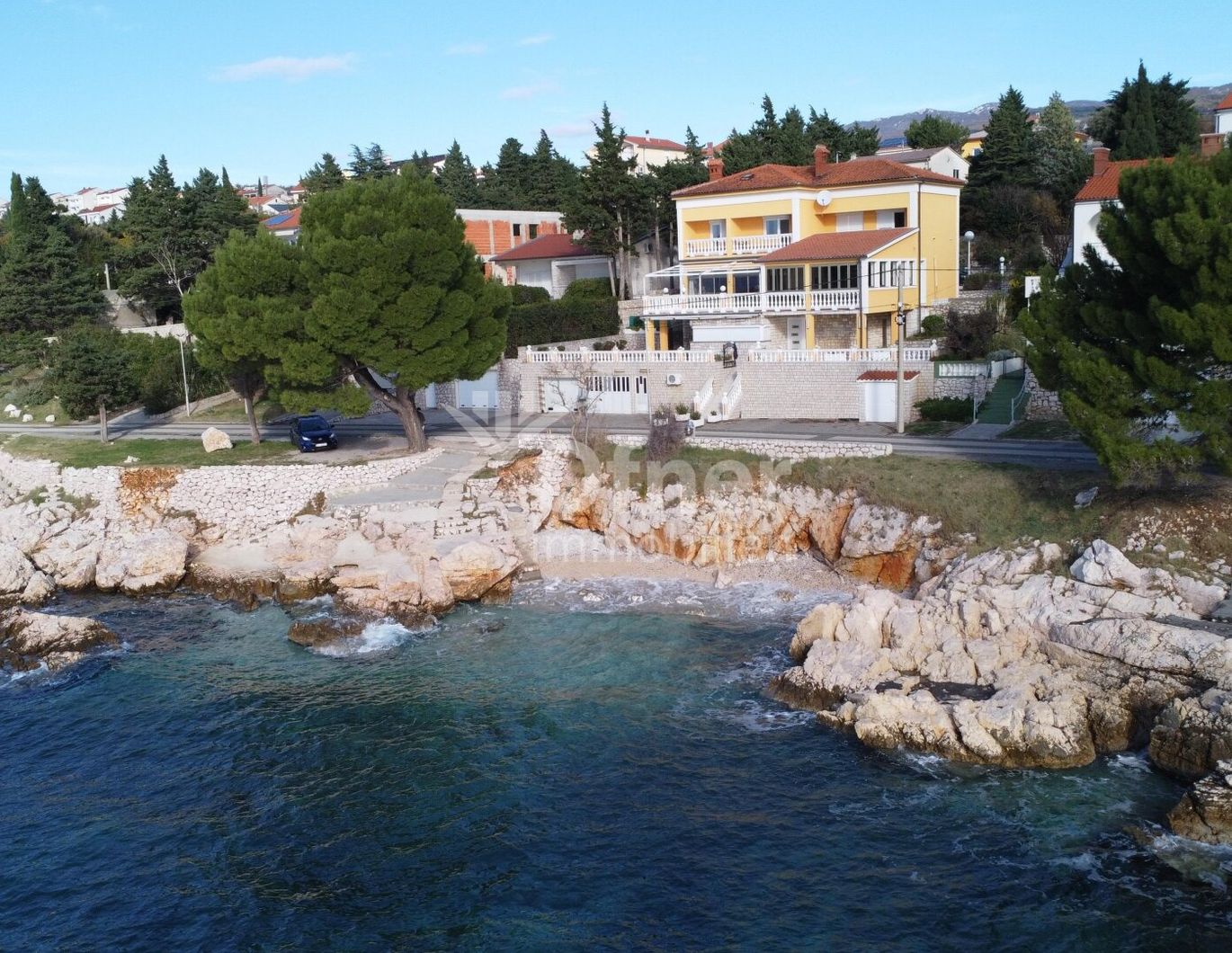 Wohn- und Geschäftsgebäude in erster Reihe zum Meer