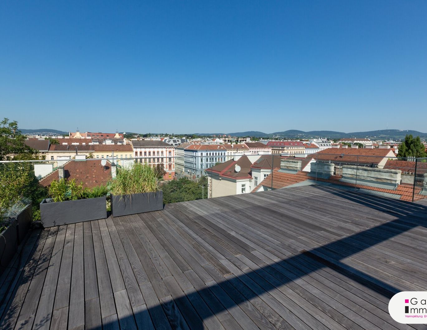 Spektakulärer Blick - Erstbezugsmaisonette im Stilaltbau - große Terrasse - Garage im Haus