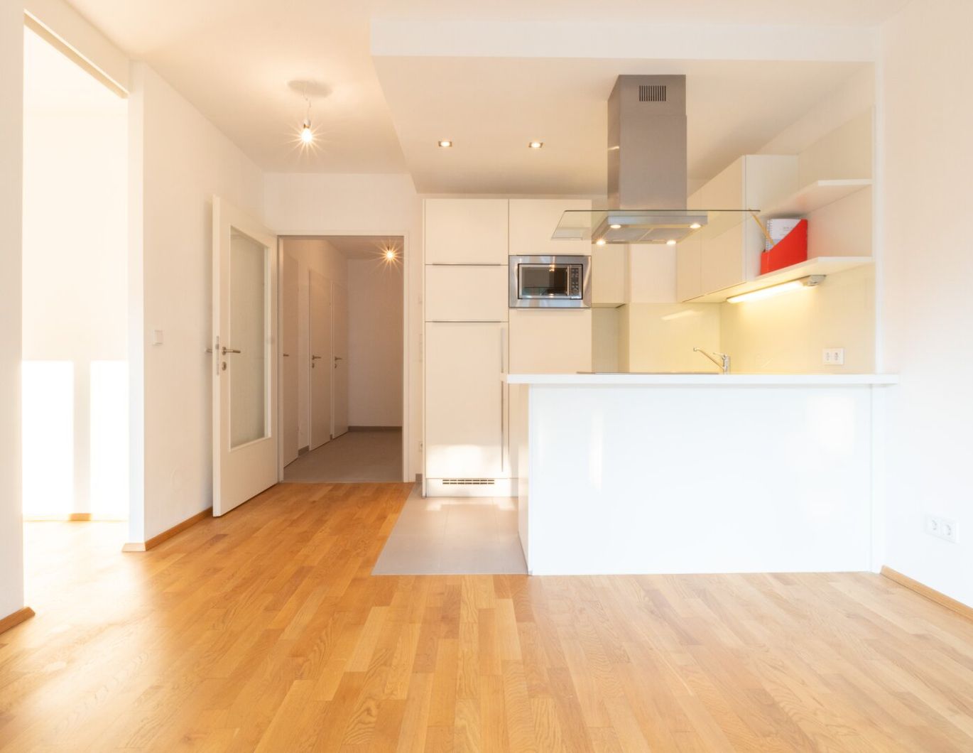 ZUM VERKAUFEN! Attraktive Kapitalanlage: Vermietete charmante Kleinwohnung mit großzügigem Balkon und Tiefgaragenstellplatz! Nähe U6 Spitz!