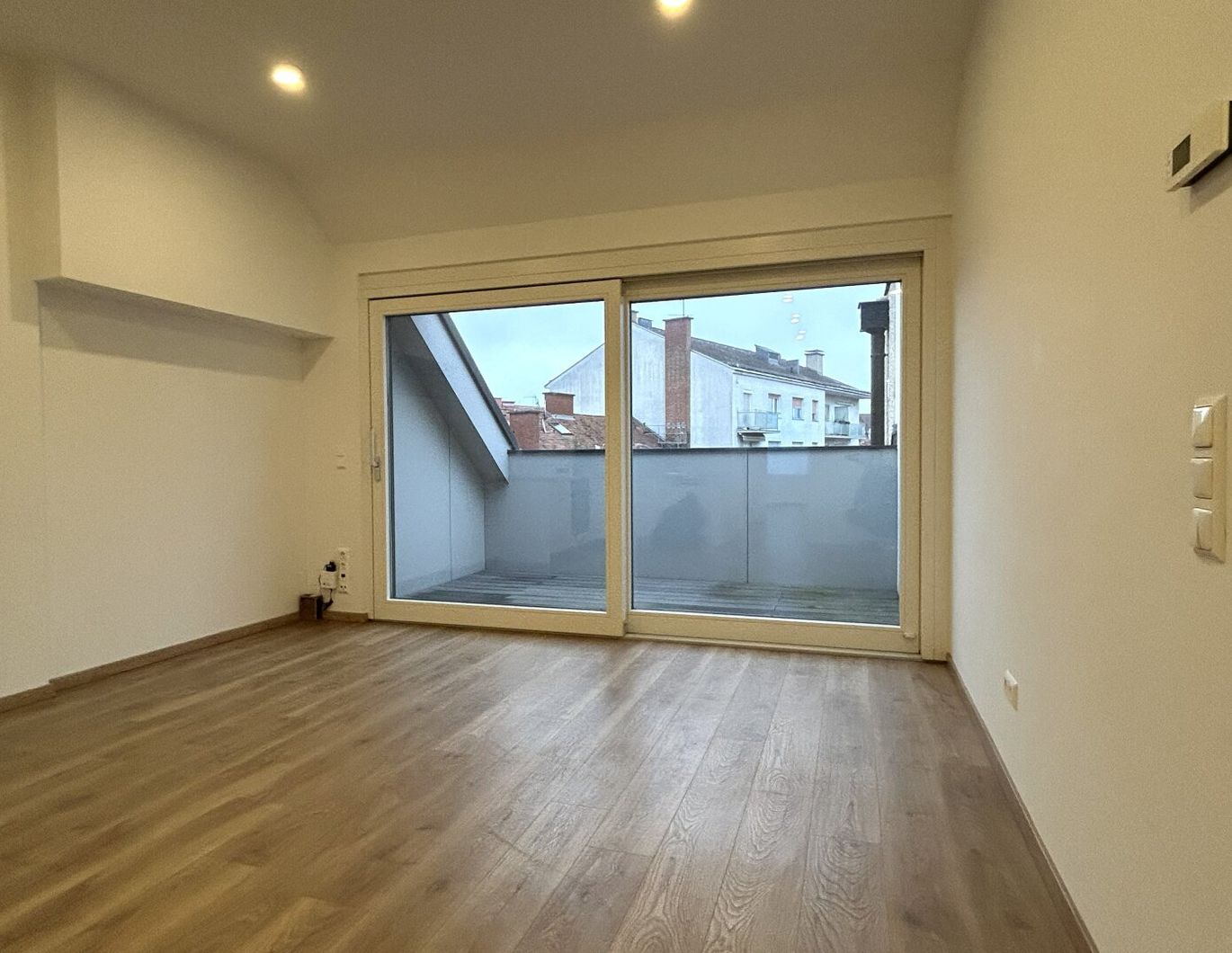 Moderne 2-Zimmer-Wohnung mit Ostbalkon, Klimaanlage & großzügigem Einbauschrank