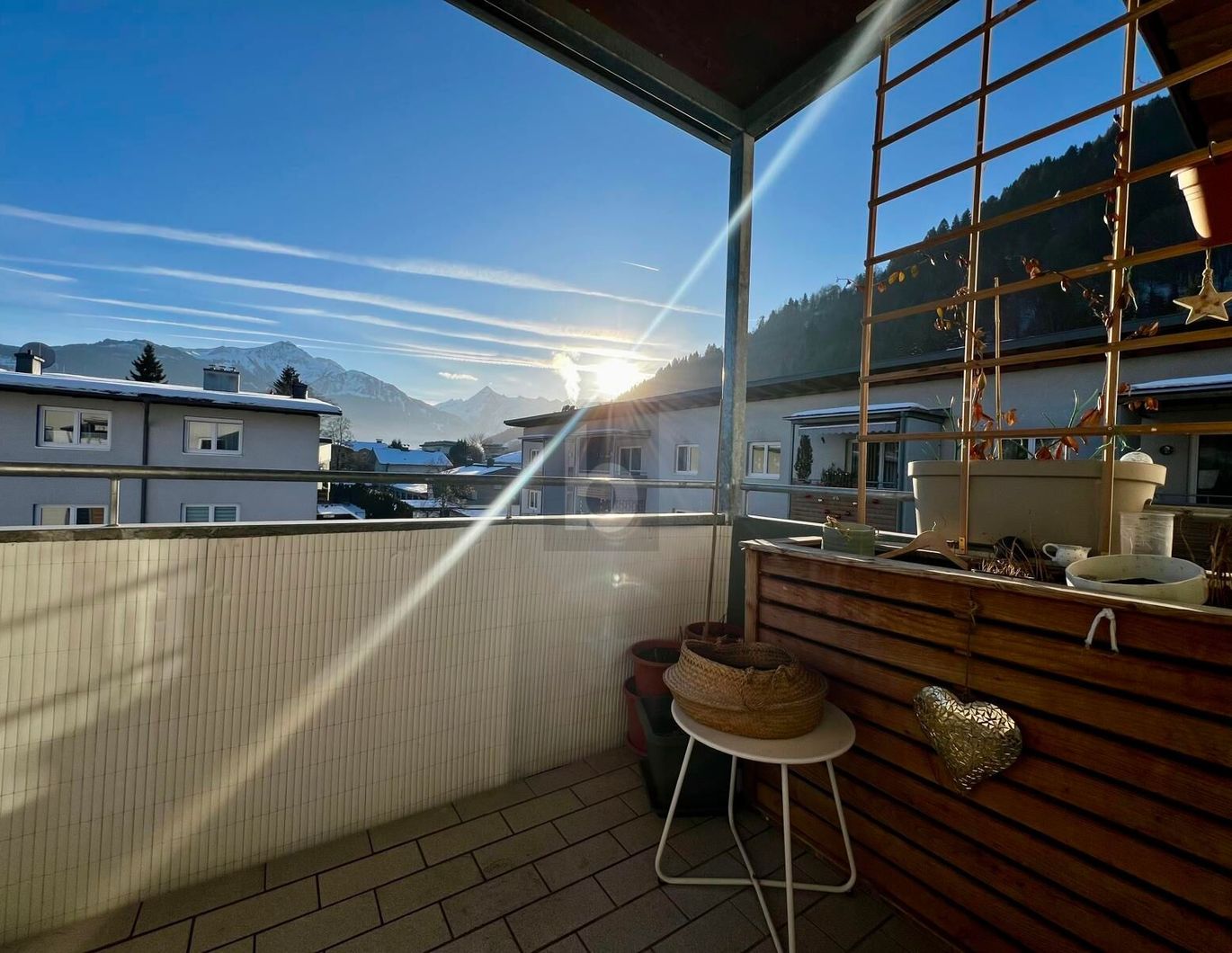 SUPER ZUSTAND MIT SONNIGEM BALKON IN RUHIGER LAGE + TIEFGARAGENPLATZ