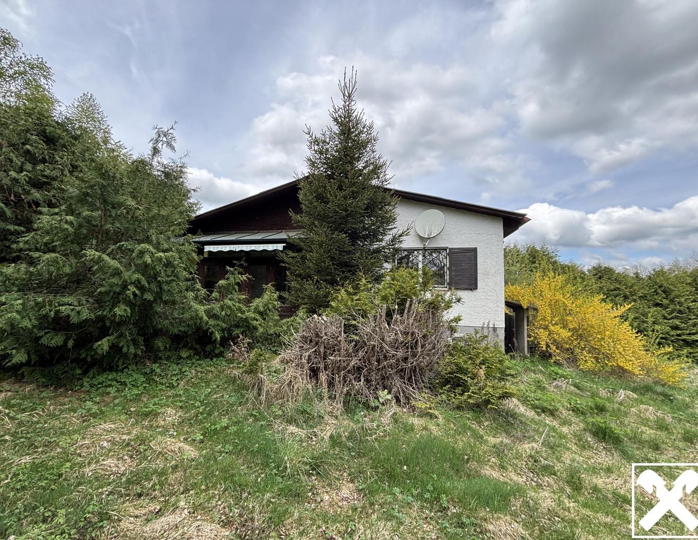 Sanierungsbedürftiges Wohnhaus mit ca. 1.130 m²