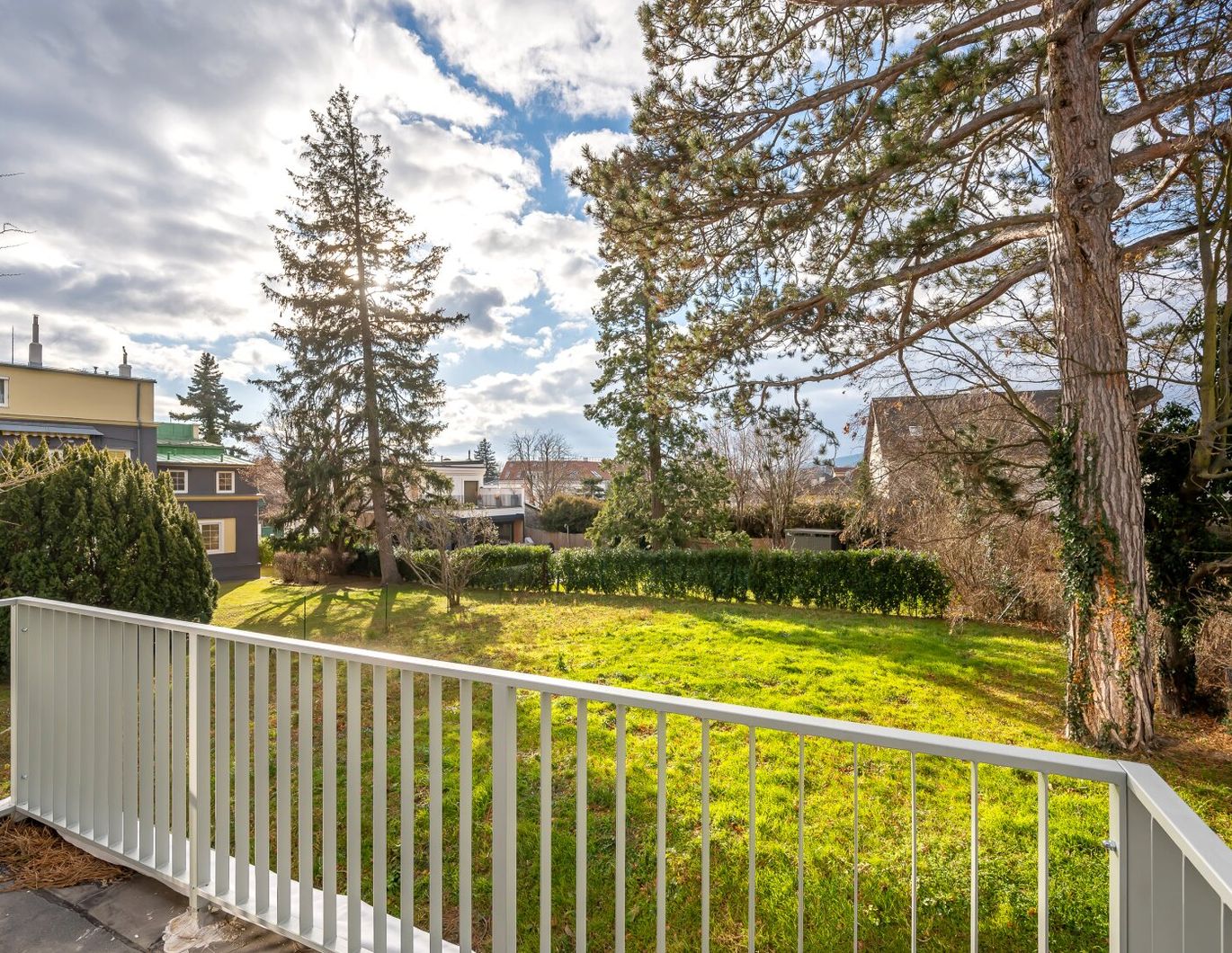 Elegant luxury in 1130 Vienna: 9 rooms, 293m² of living space, garden, garage and more!