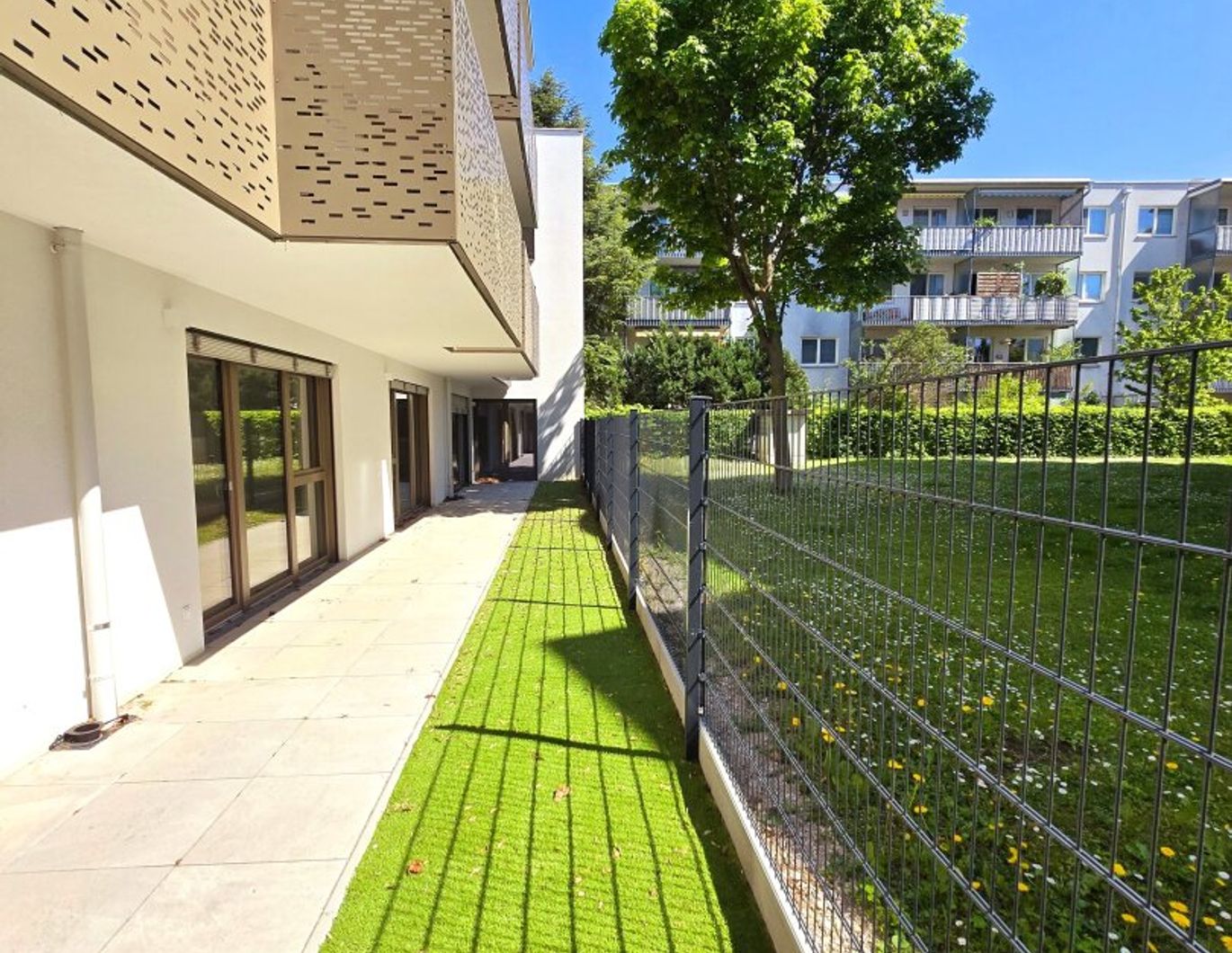 Viel Grün, Sonne und Ruhe - Ihr perfekter Investmentplatz! Hofseitiger Terrassen-Traum! Perfekte 2-Zimmer Wohnung + Blick ins Grüne + Komplette Ruhelage + Energieeffizienz + Perfekte Anbindung und Nahversorgung! Jetzt zugfreifen!