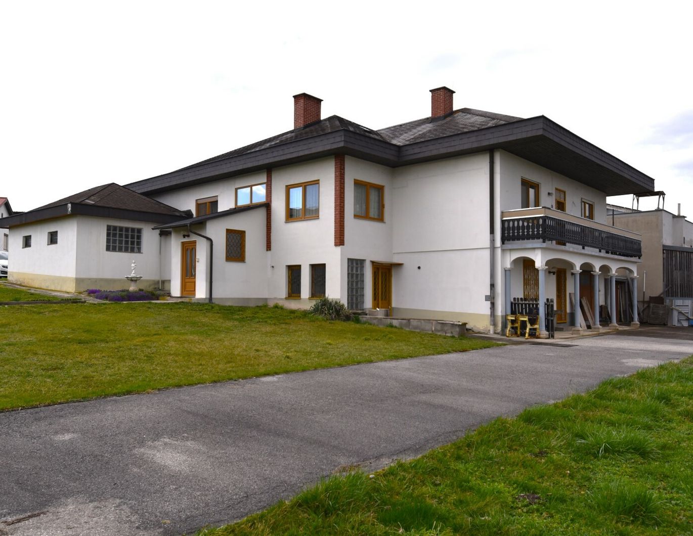 AUSBAUFÄHIGES HAUS MIT GROSSEM GRUNDSTÜCK