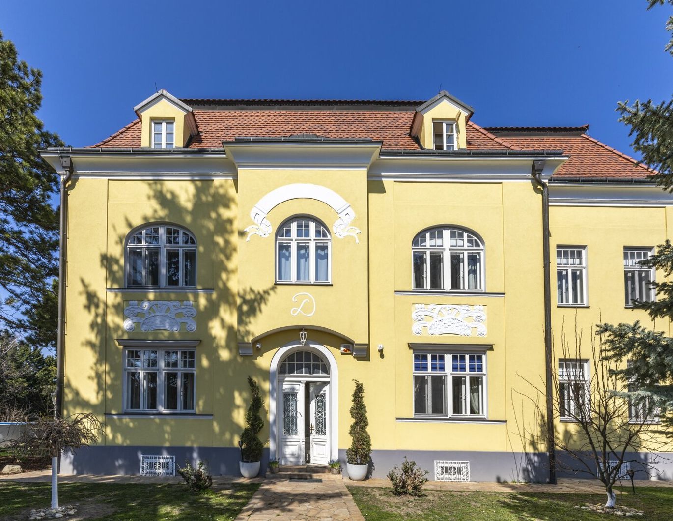 Elegantes Herrenhaus mit weitläufigem Naturgarten Nahe der Stadtgrenze Wien