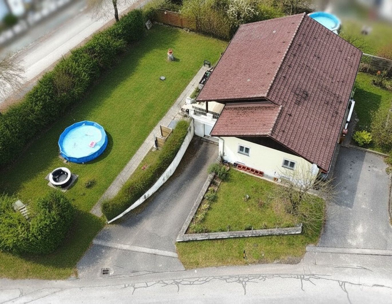 Bungalow mit Vollunterkellerung & uneinsehbarem Garten - Privatsphäre garantiert