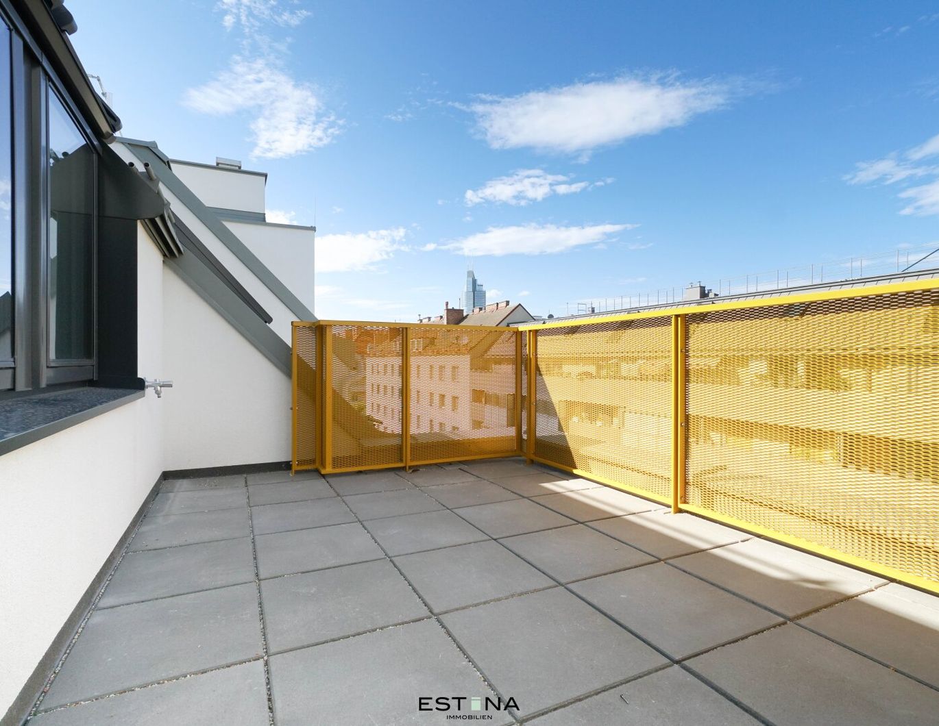 ruhig, zentral & weit oben - Dachgeschoss-Wohnung mit Klasse - provisionsfrei