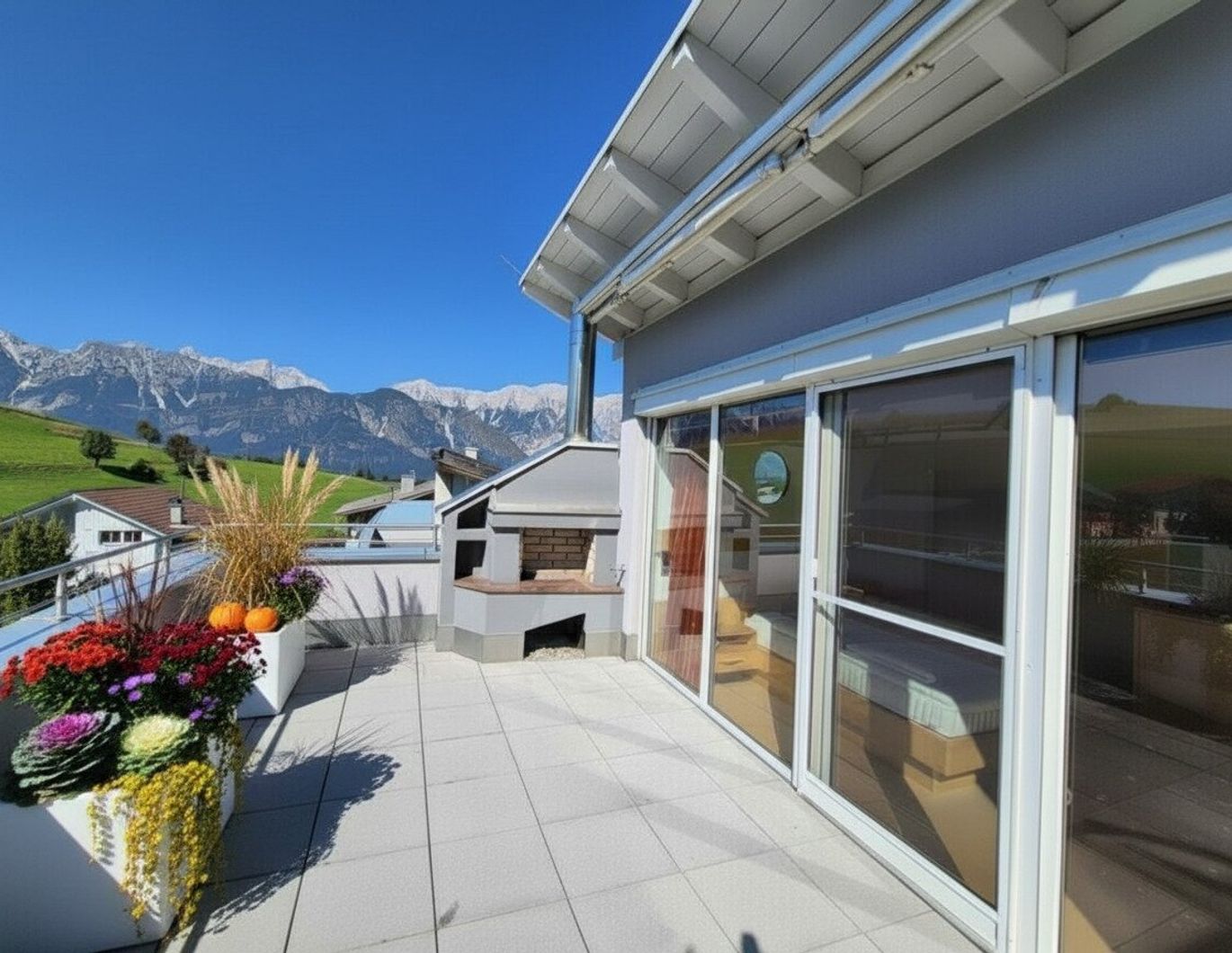 Weihnachten in Ihrem neuen Zuhause ! Luxuriöse Haushälfte mit Dachterrasse,Balkon und Gartenterrasse nähe Golfplatz .