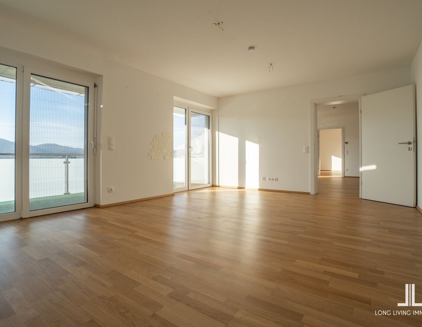 Zwei Garagenstellplätze im Preis enthalten! - Lichtdurchflutete Wohnung mit zwei sonnigen Balkonen