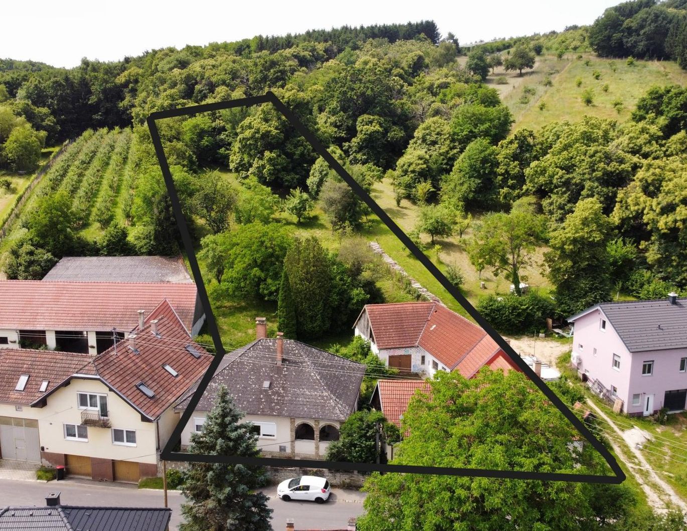 2 Einfamilienhäuser mit Nebengebäuden auf großem Grund!