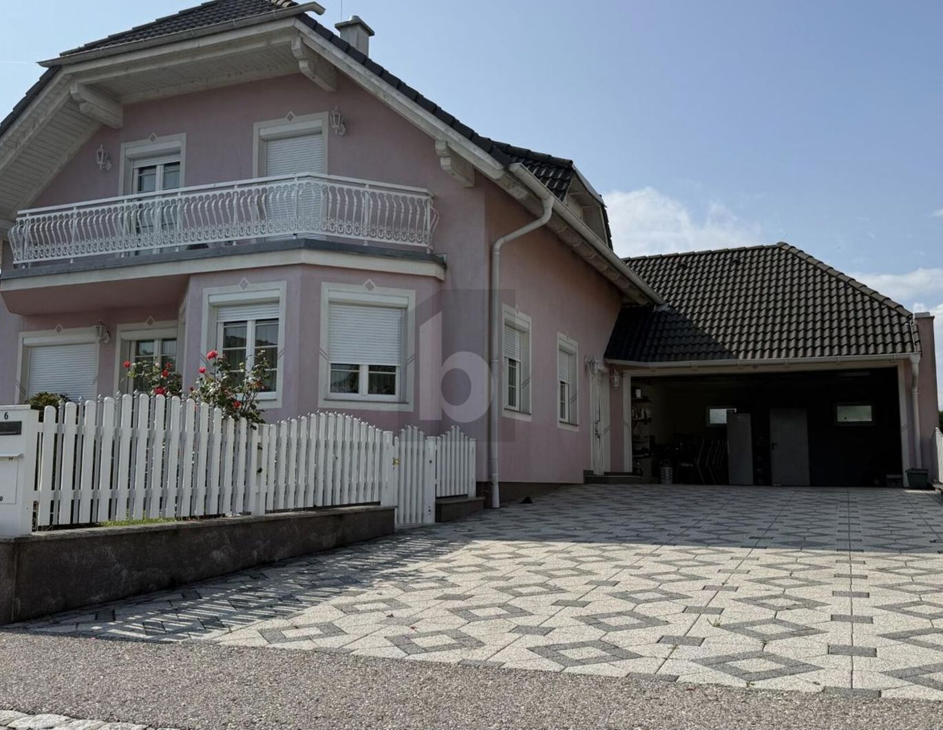 LIEBEVOLL GEPFLEGT MIT SONNIGEM SÜD-WEST GARTEN & DOPPELGARAGE