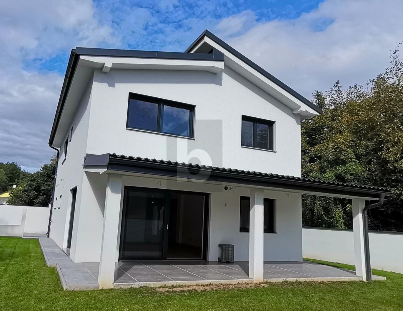 MODERN - ELEGANT - ÜBERDACHTE TERRASSE - GARTEN