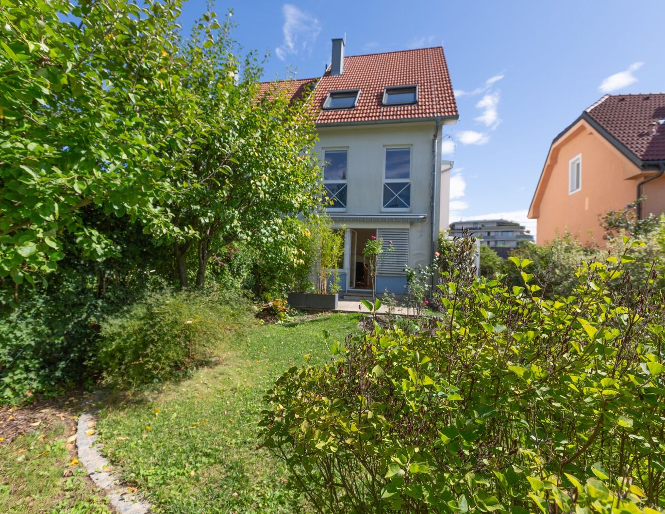 Sonnige moderne Doppelhaushälfte mit wunderschönem Garten