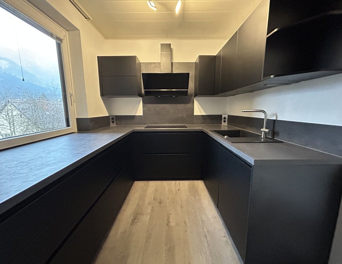 4 Zimmer Eigentumswohnung mit Loggia und Tiefgaragenabstellplatz mit Blick auf die Berge