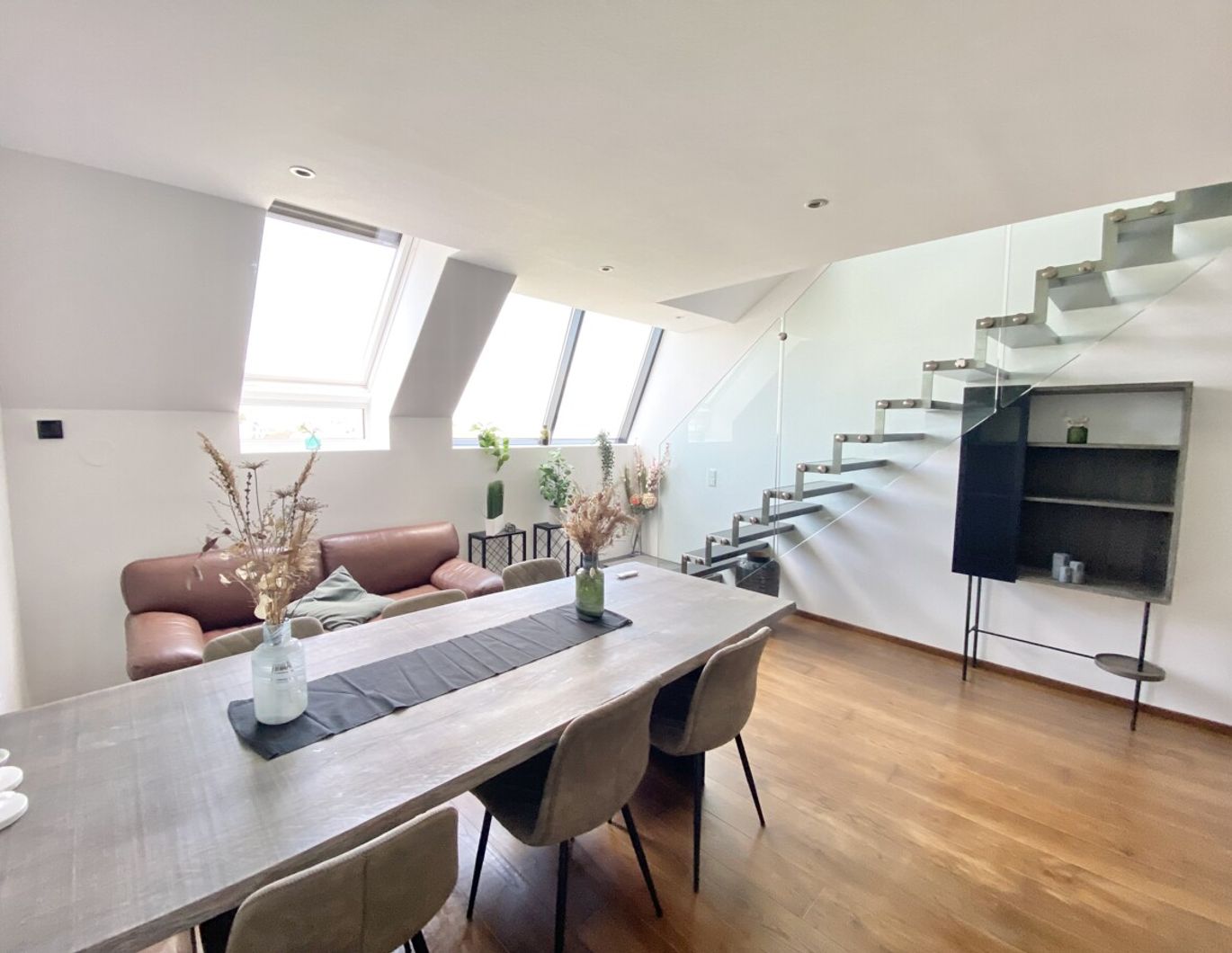 TRAUM Dachgeschoßwohnung mit Terrasse 2 Küchen 2 Bäder!- DREAM 2 bedroom rooftop apartment + terrace