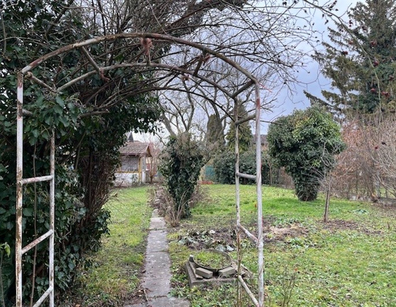 Sanierungsbedürftiges Landhaus mit Eigengarten