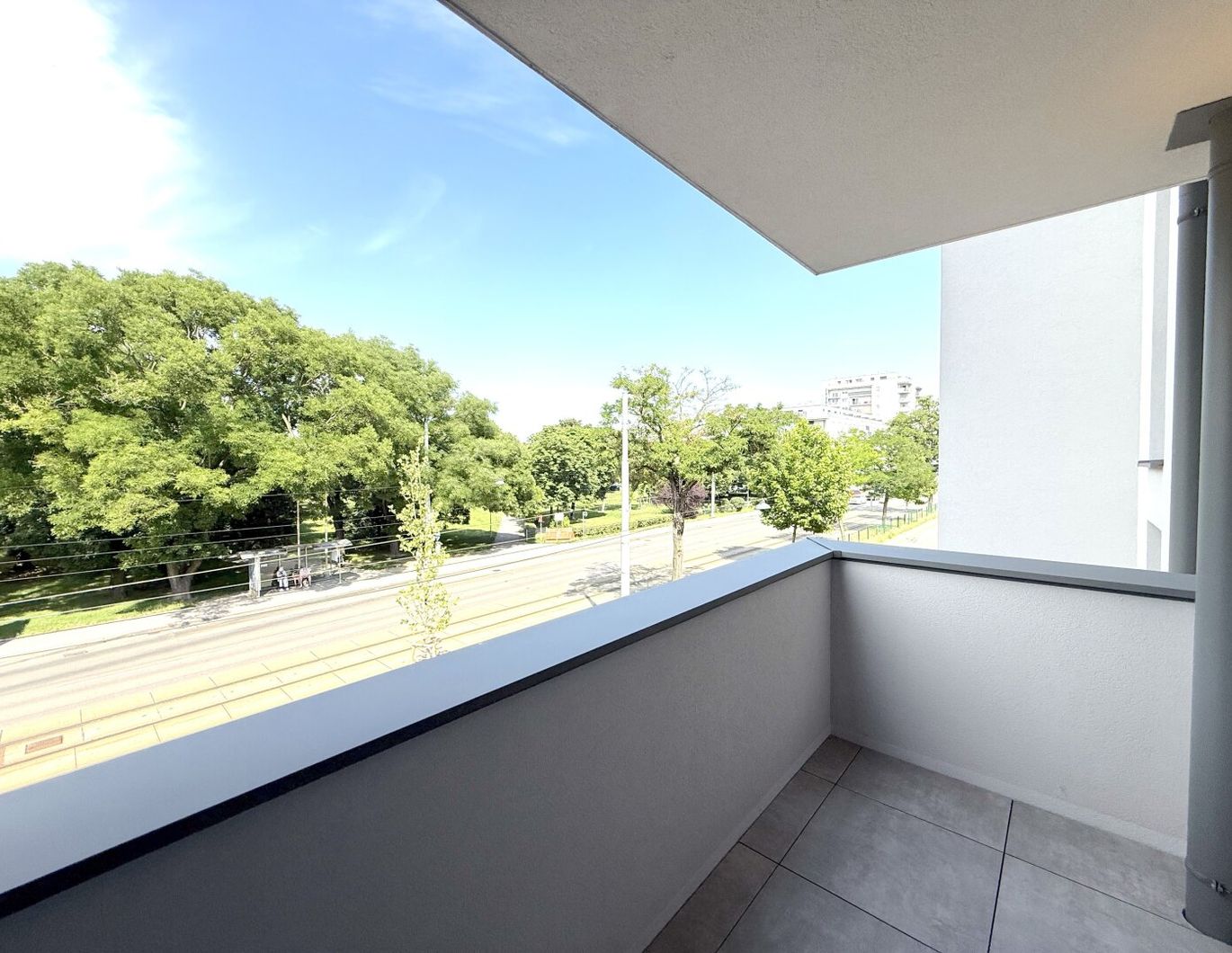 EHK 100 | 2 Zi Balkonwohnung in belebter Lage