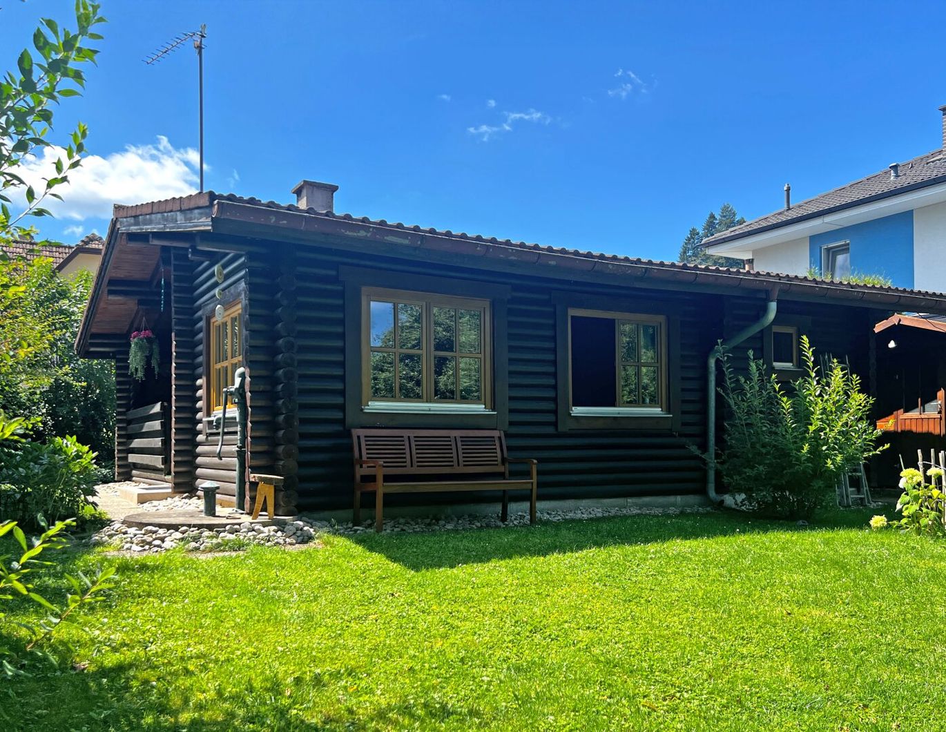 Gepflegtes Holzhaus auf ebenem Grundstück in ruhiger Lage im Ortskern