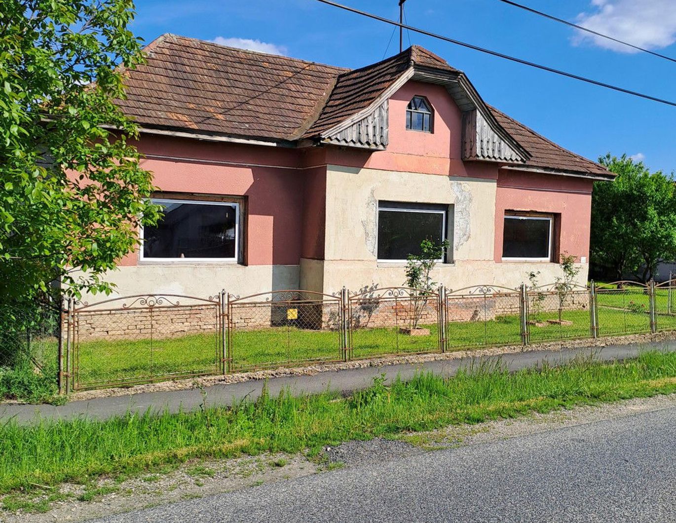 Verkaufe ein teilweise renoviertes 100 m² großes Einfamilienhaus mit Nebengebäuden.