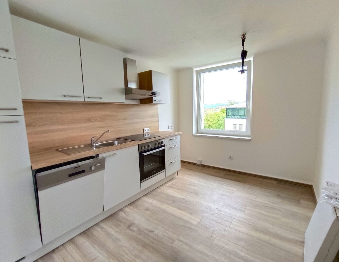 ANLEGER AUFGEPASST! Vermietet! Komplett modernisierte 3 Zimmer-Wohnung.