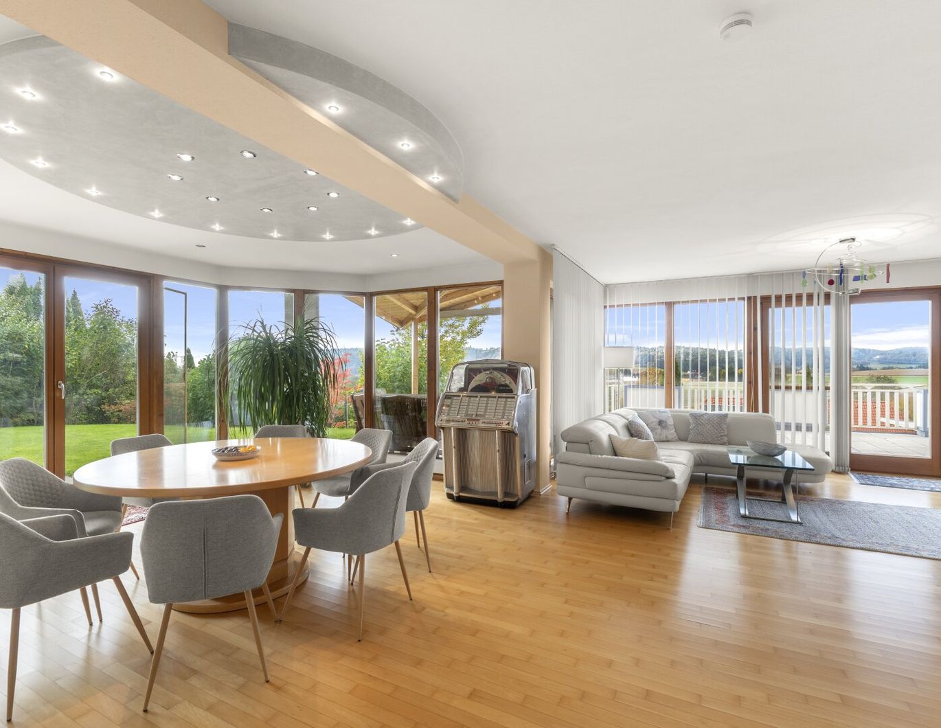 Lichtdurchflutetes Einfamilienhaus mit exklusiven Räumlichkeiten!!