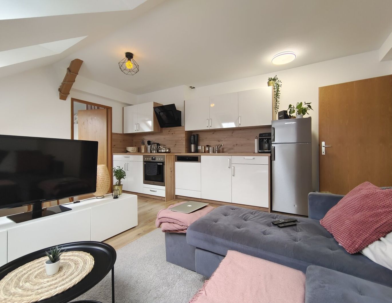 Sanierte, moderne und helle Wohnung mit Parkplatz nahe Zentrum