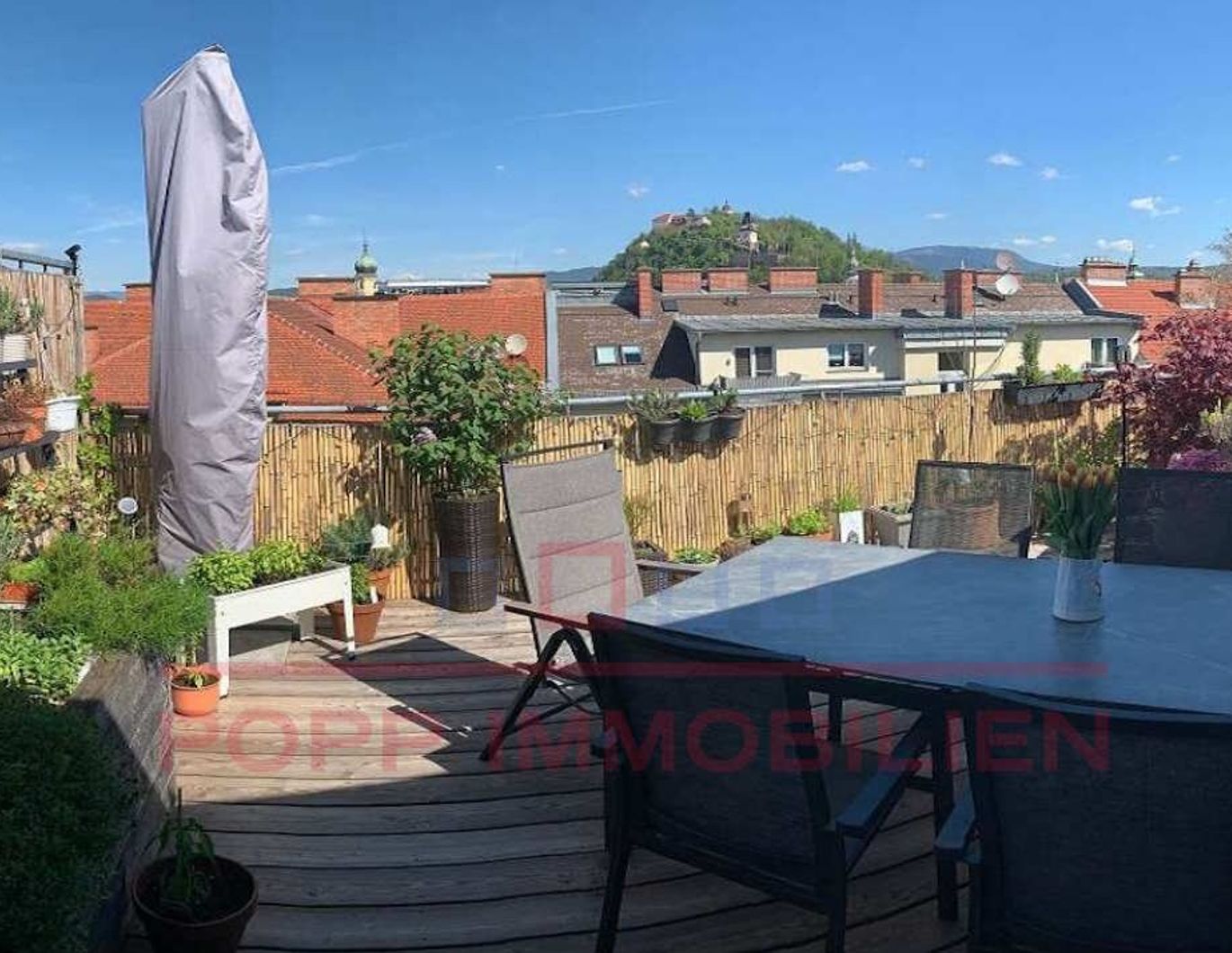 MITTEN IN DER ALTSTADT: gepflegte DG-Maisonette mit großer Dachterrasse